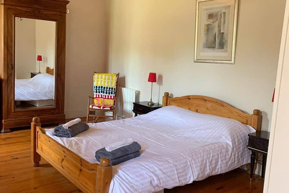 Beautiful country house with private garden and heated swimming pool in Dampierre-sur-Boutonne, Région de Saint-Jean-d'Angély