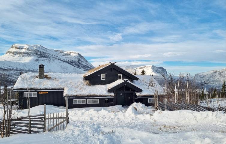 Feriehus for 10 personer, med terrasse og hage i tillegg til sauna, dyr tillatt i Oppland