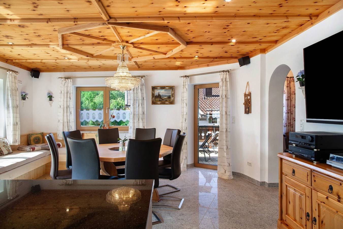 Ganze Wohnung, Ferienwohnung Lapislazuli mit Bergblick, privater Terrasse und Wlan in Mittenwald, Bayerische Alpen