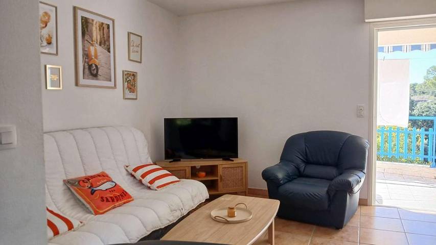 Gîte pour 6 personnes, avec terrasse dans Plage D Aigue Bonne - 2