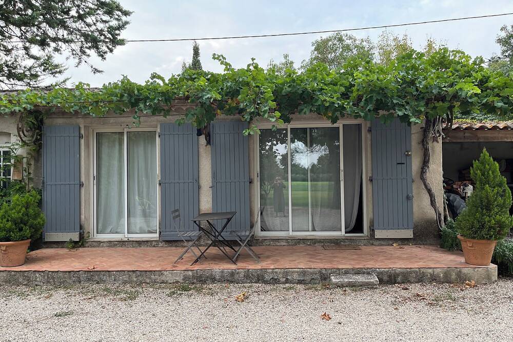 Entire apartment, Studio in the countryside near village with all amenities in Sénas, Arles region