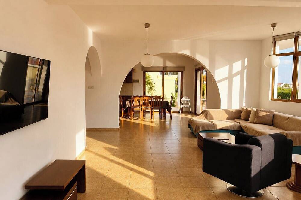 Luxury, Modern Villa with private pool & garden in Coral Bay area in Peyia, Zuid Cyprus