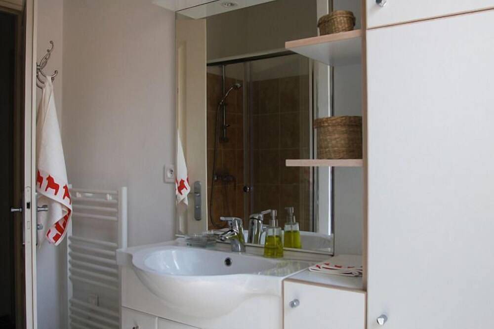 Entire apartment, Villa le printemps - Saint-Laurent-Du-Var in Saint-Laurent-du-Var, Cannes region