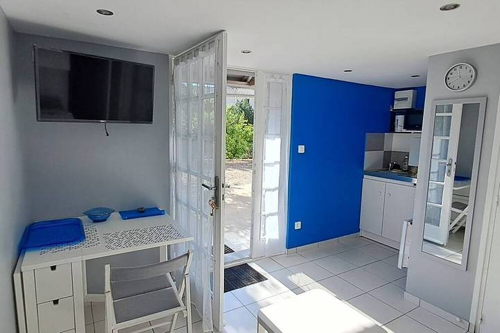 Gîte pour 2 personnes, avec Terrasse et Jardin dans Crans