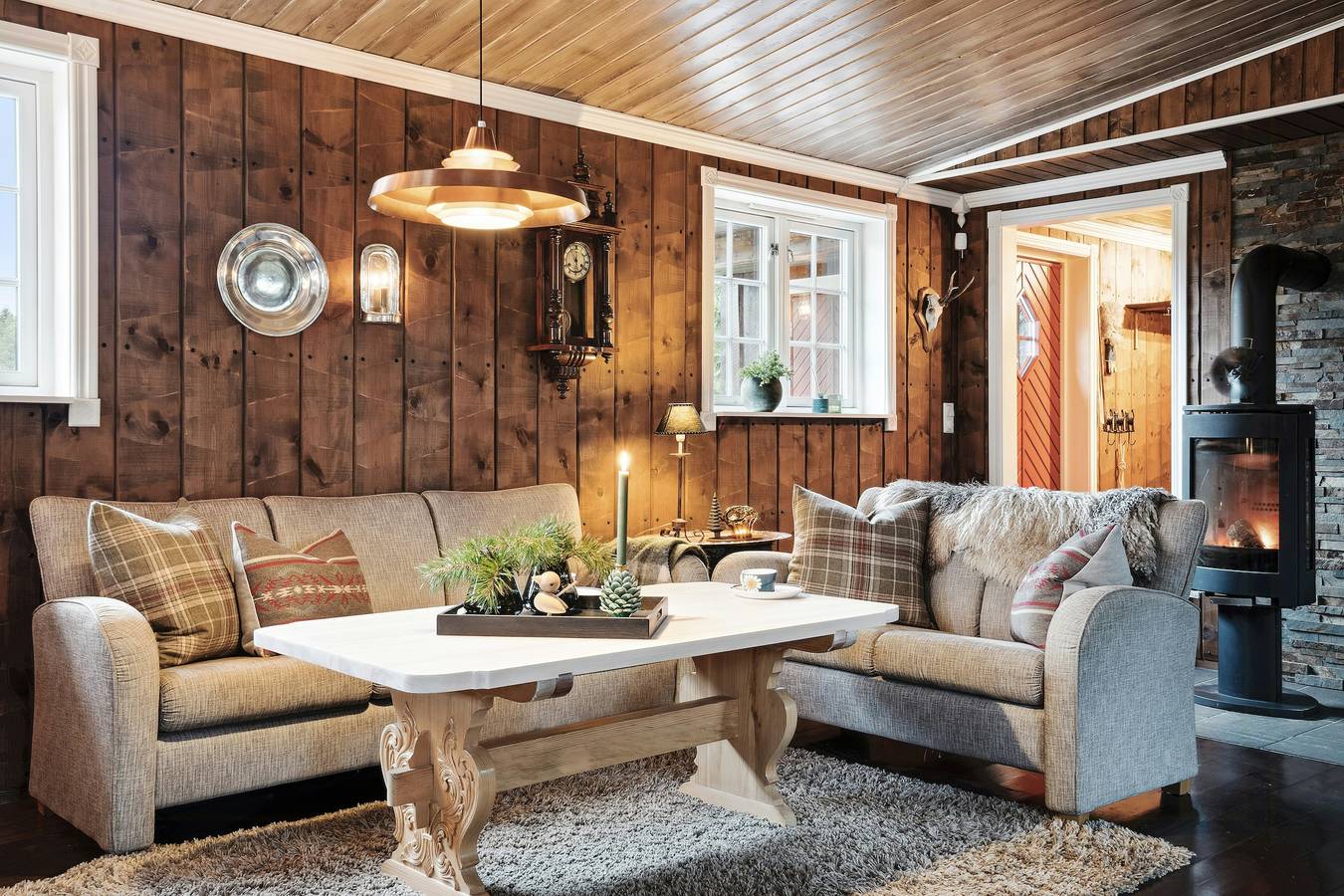 Traditionelle Hütte an Berg und See in Orkdal in Orkdal