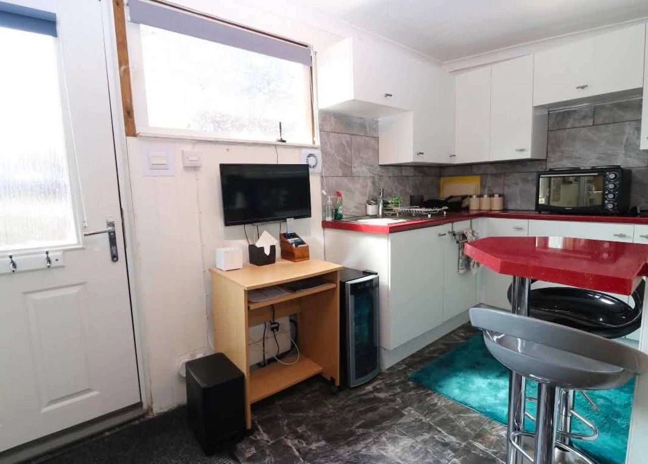 Cabin for 2 - Hot Tub, Infrared Sauna, Parking in Fife region