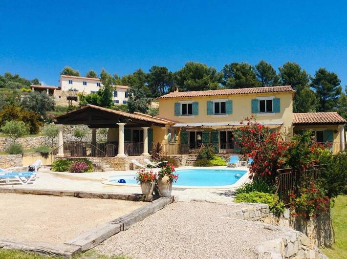 Location de vacances pour 12 personnes, avec vue et bassin pour enfant ainsi que jardin et piscine, animaux acceptés à Seillans - 3