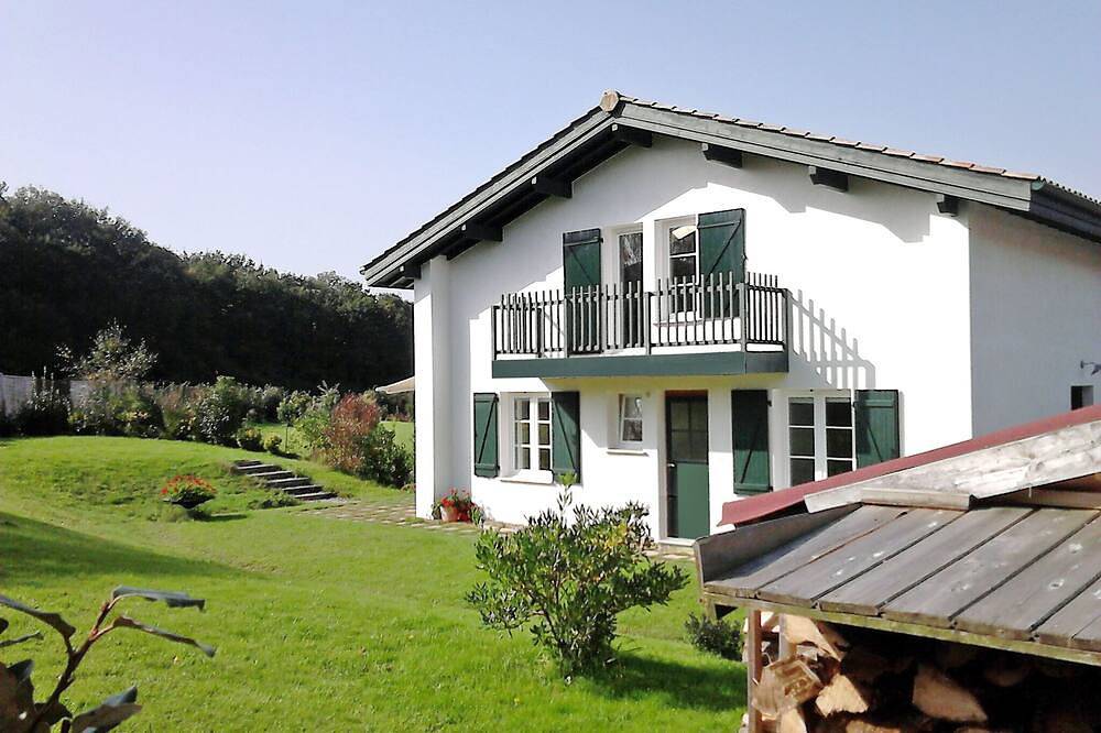 Entire apartment, Sunny garden apartment in a breathtaking location in Saint-Pée-sur-Nivelle, Bayonne region
