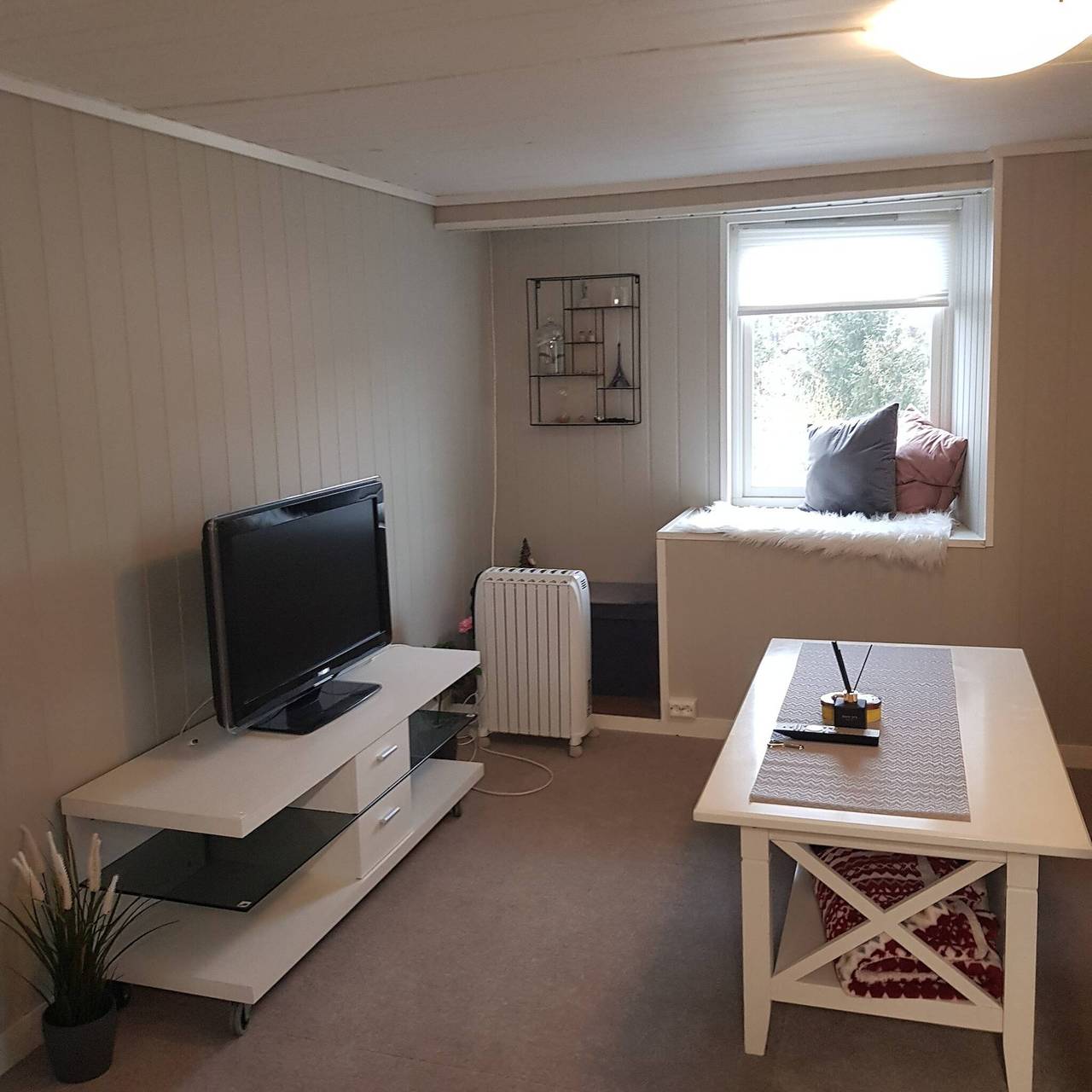 Gemütliches Wohnzimmer, Schlafzimmer und Badezimmer in Askøy