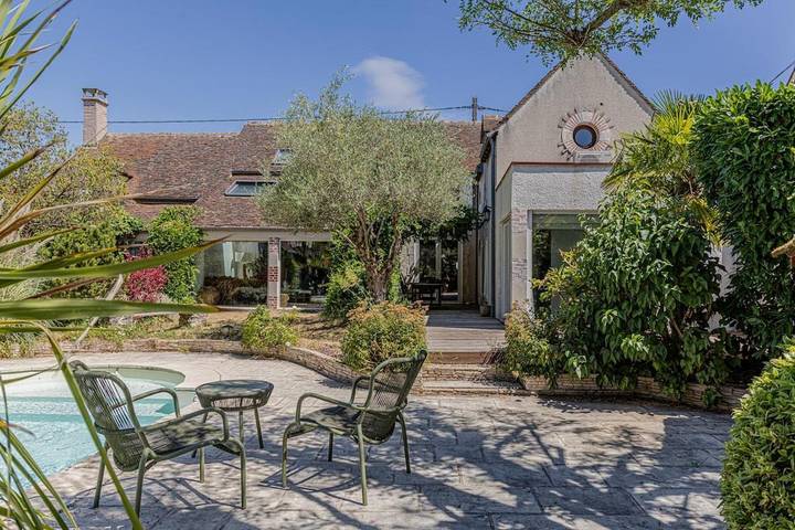 Location de vacances pour 8 personnes, avec Jacuzzi et Terrasse ainsi que Jardin et Piscine à Saint-Denis-en-Val