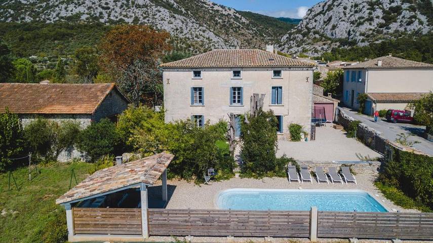 Location de vacances pour 12 personnes, avec vue ainsi que jardin et piscine, animaux acceptés à La Cadière-et-Cambo