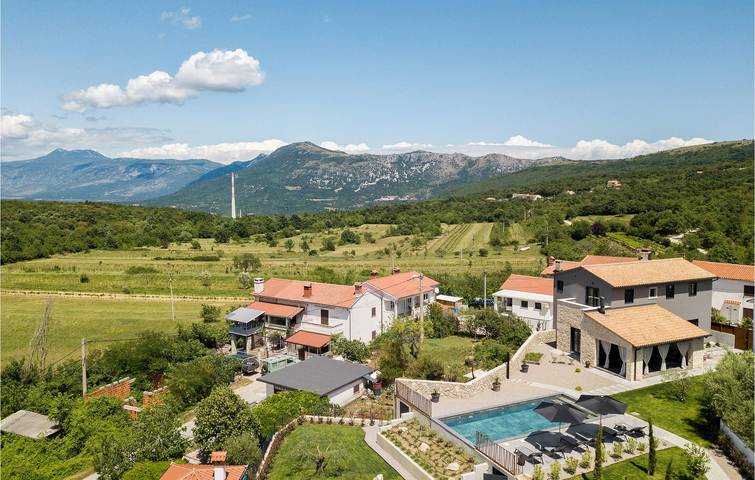 Acogedor apartamento de 2 dormitorios con piscina, wifi y aparcamiento cerca del Ripenda Center in Ripenda, Costa Este de Istria
