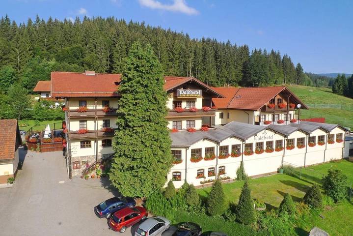 Hotel für 4 Personen, mit Balkon und Terrasse sowie Garten und Pool