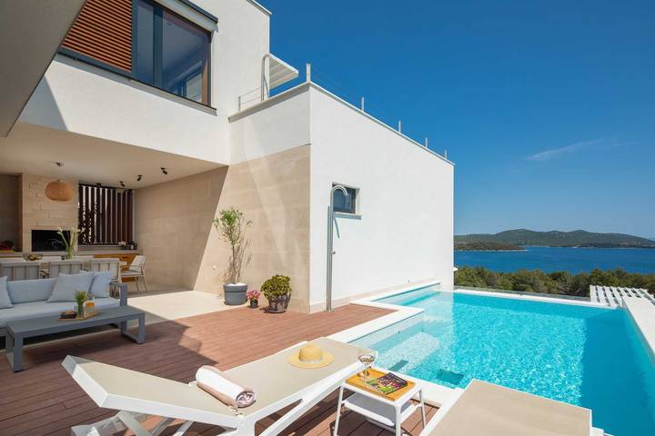 Villa for 8 people, with terrace and sauna in Tisno