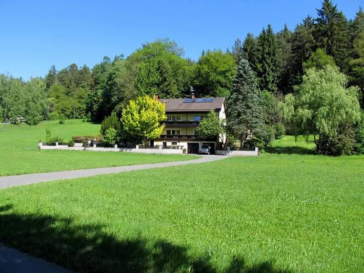 Ferienwohnung für 2 Personen, mit Balkon und Balkon/Terrasse sowie Terrasse und Garten in Bad Kötzting