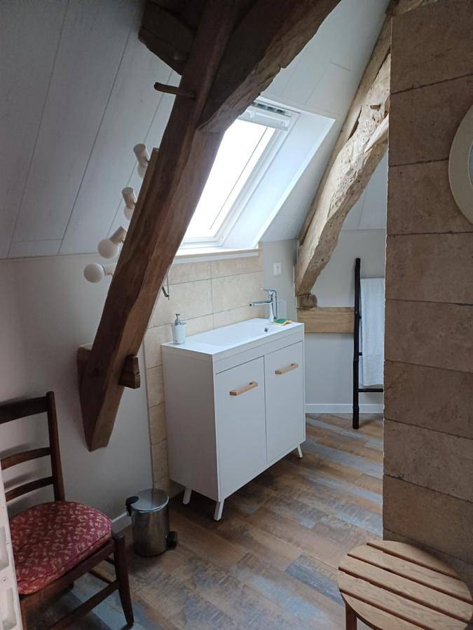 Three-Bedroom House in Civray-sur-Esves, Région de Loches