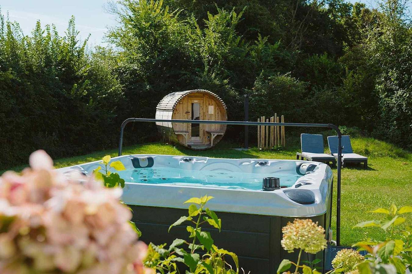 Spacious 8-person holiday home with sauna and outdoor spa in Ouddorp, near the beach. in Ouddorp, Goeree-Overflakkee