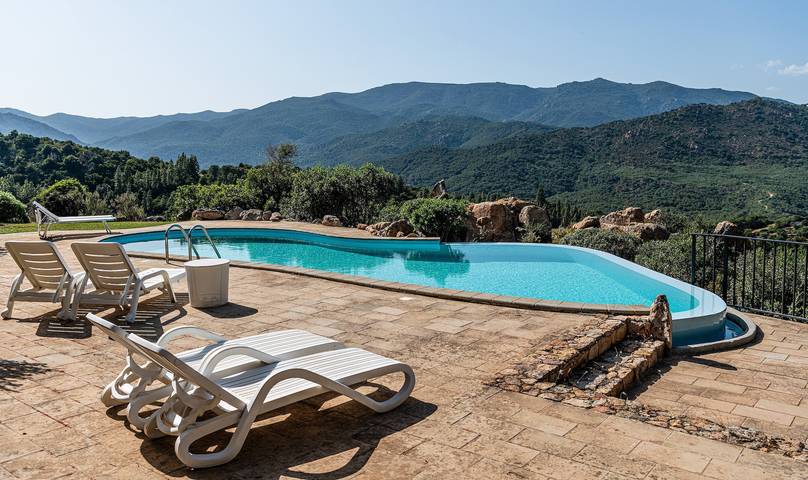 Villa Aquila Giardino – Nature Retreat with Panoramic Views and Private Pool in Pula Området, Cagliari-provinsen
