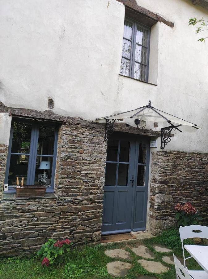 Location de vacances pour 4 personnes, avec terrasse ainsi que vue et jardin à Les Champs-Géraux - 4