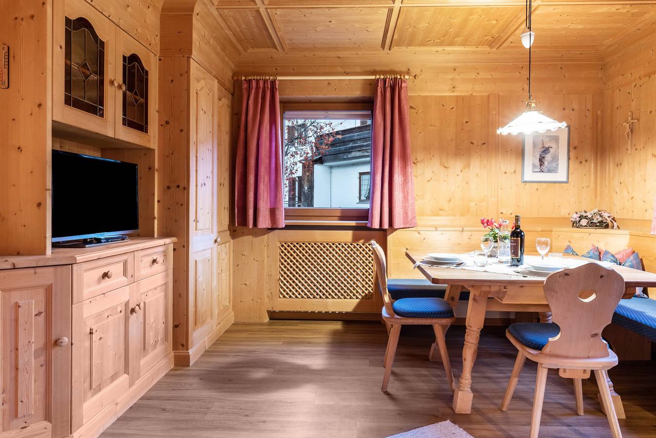 Ganze Wohnung, Ferienwohnung "Cesa Valeria App Sonia" mit Bergblick, Gemeinschaftsgarten und Wlan in St. Ulrich in Gröden, Dolomiti Superski