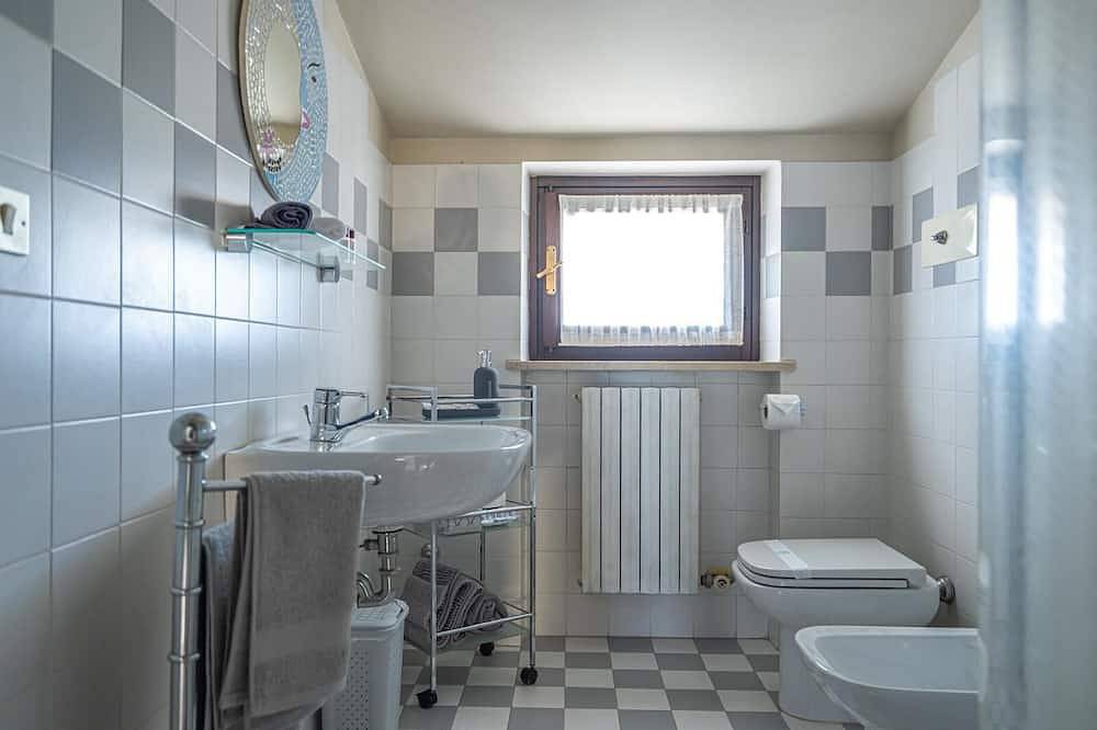 Under The Starr 10 minutes from the lake cozy attic apartment. in Valeggio sul Mincio, Verona Province