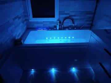 Gîte pour 8 personnes, avec jacuzzi et jardin à La Verrie