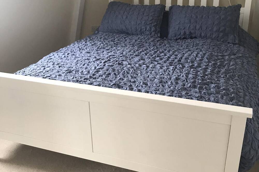 Entire apartment, Windows Over Stroud Penthouse apartment with views in Stroud, Gloucestershire