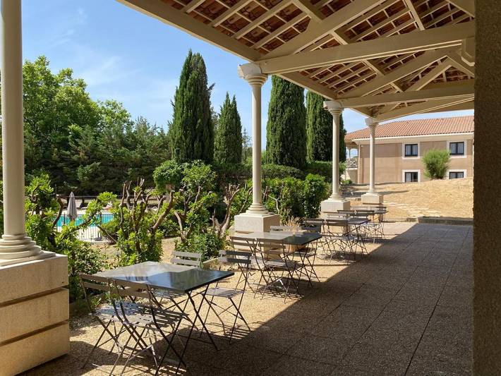Hôtel pour 2 personnes, avec jardin et piscine à Aurons - 2