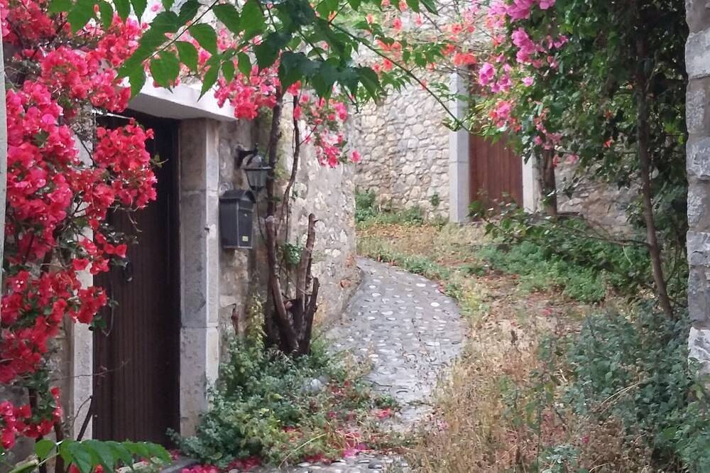 Cozy 1st floor apartment with balconies in Milatos, North Crete