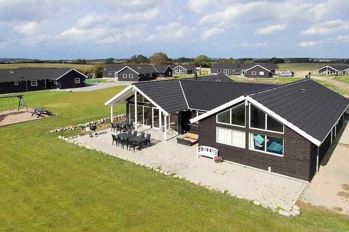 Ferienhaus für 16 Personen, mit Whirlpool und Terrasse sowie Garten und Pool