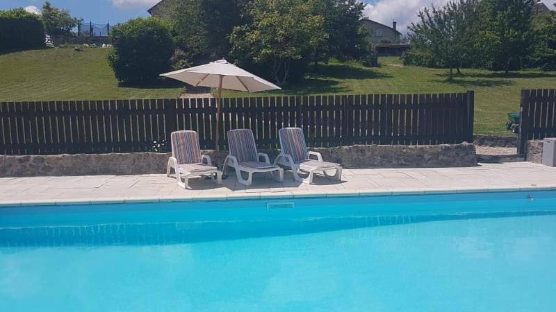 Location de vacances pour 4 personnes, avec piscine ainsi que jardin et vue à Piégut-Pluviers - 2