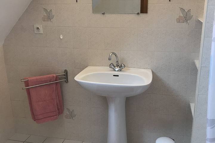 Gîte pour 4 personnes, avec jardin à Rédené - 3