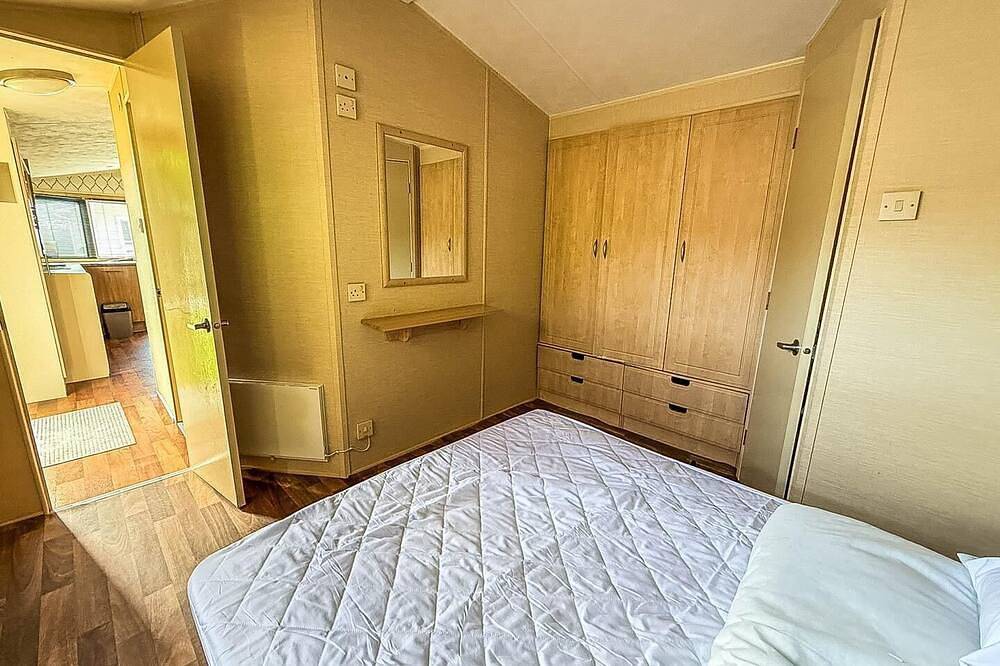 Homely 6 berth caravan at Steeple Bay in Essex in Steeple, Essex