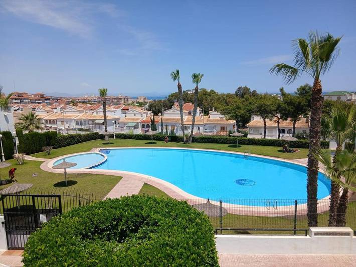 Bungalow para 6 personas, con vistas además de balcón y piscina en La Mata