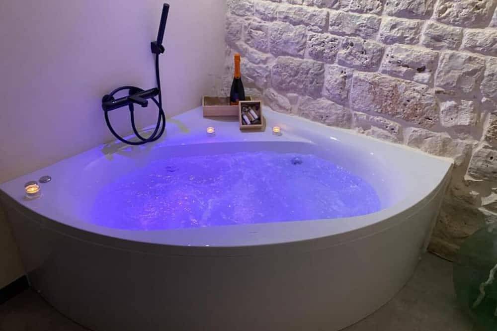 Urban Luxury in Conversano: Discover the Exclusive Suite 20 with Hot Tub in Conversano, Province de Bari