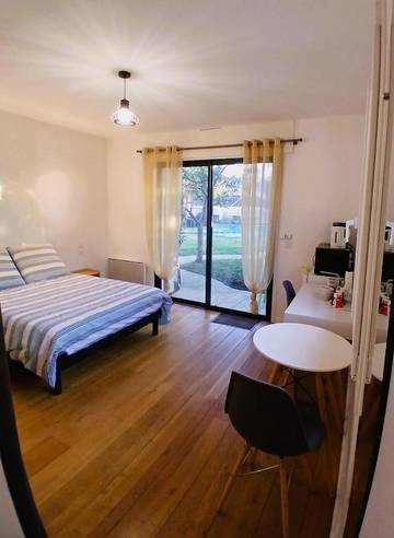 Gîte pour 2 personnes, avec piscine et jardin à Irigny