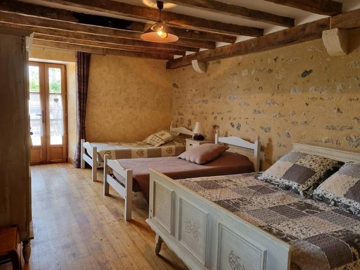 Chambre d’hôte pour 4 personnes, avec Terrasse et Vue à Montipouret