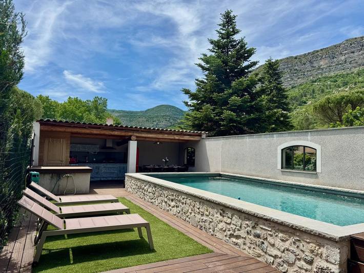 Gîte für 8 Personen, mit Whirlpool und Terrasse sowie Garten und Pool in Rémuzat