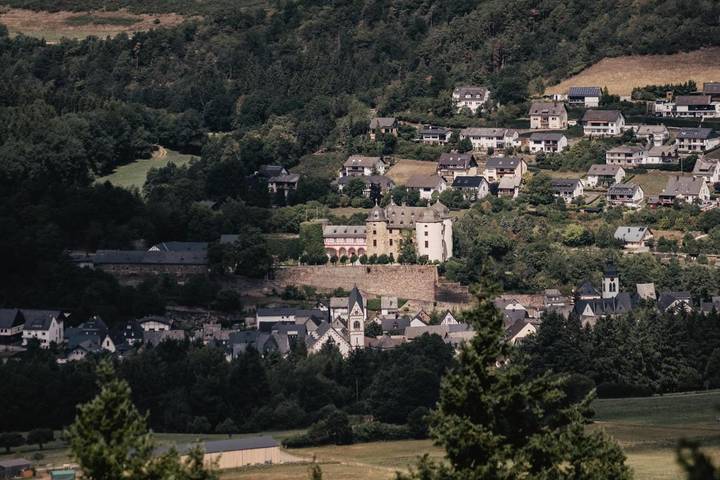Ferienhaus für 15 Personen, mit Terrasse und Garten sowie Kinderpool und Pool