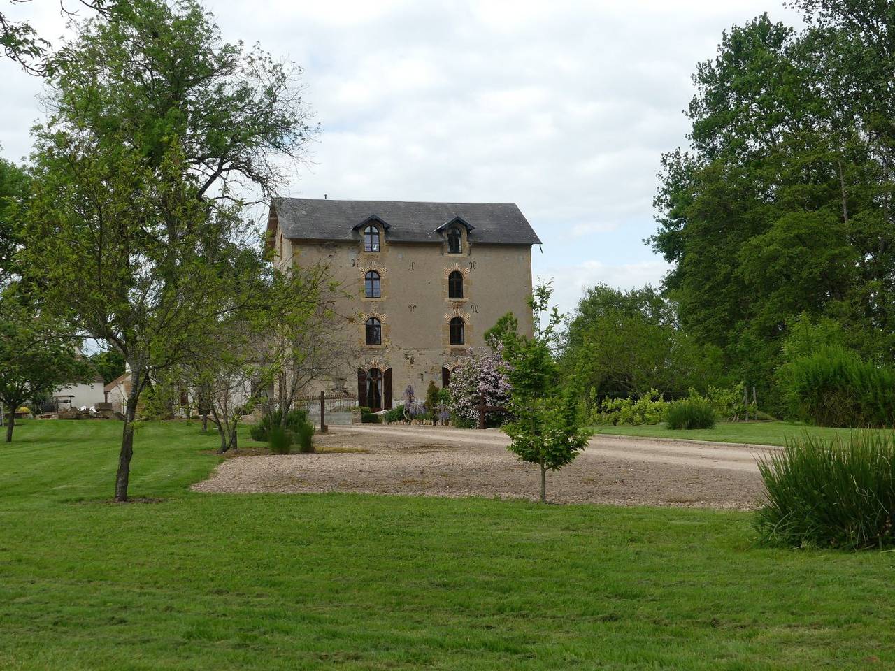 Chambres d'hôtes Le Moulin Chevillon - Japonaise in Cercy-la-Tour, Nièvre