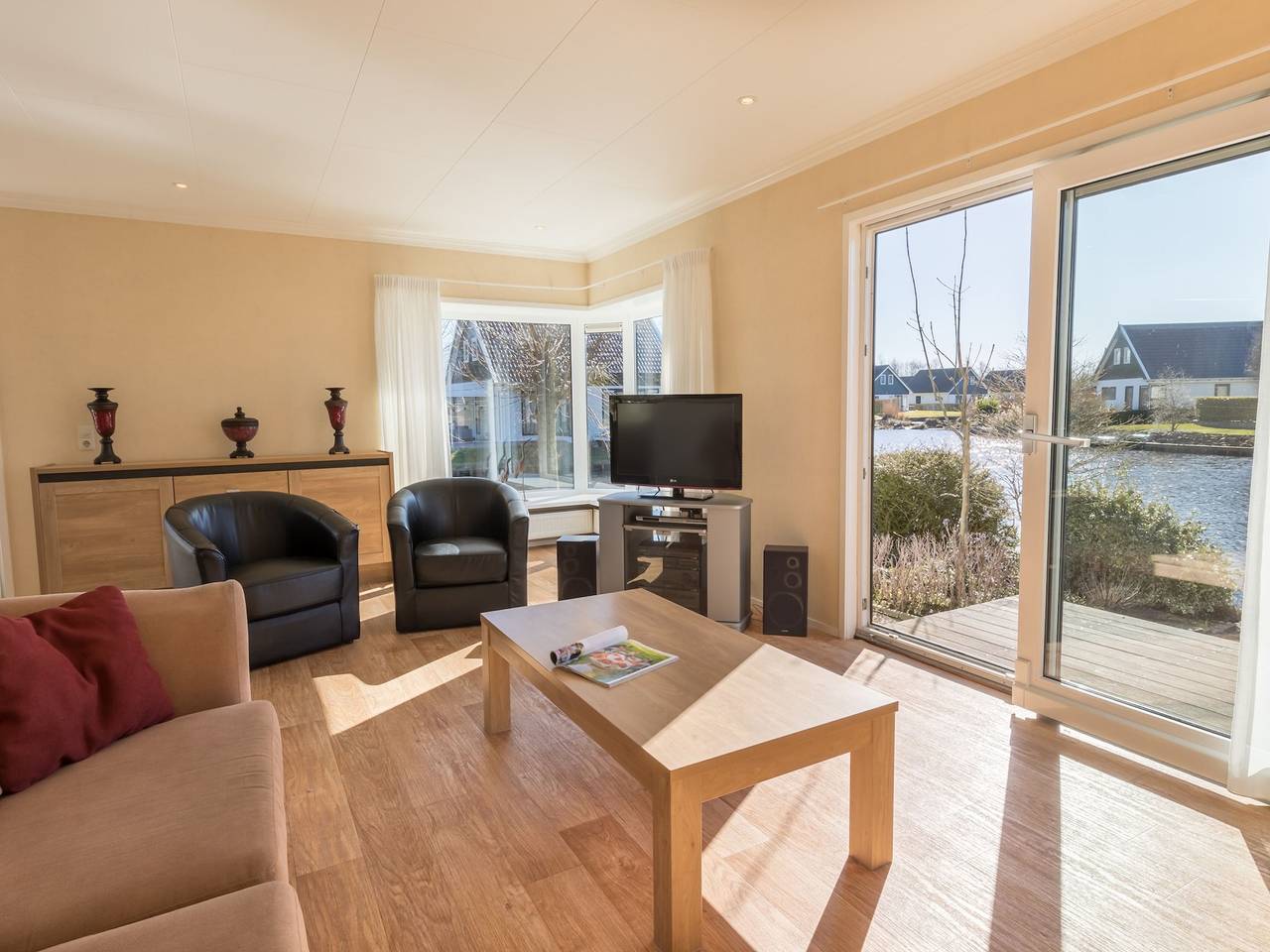 Detached villa with washing machine, around a lake area in Drenthe
