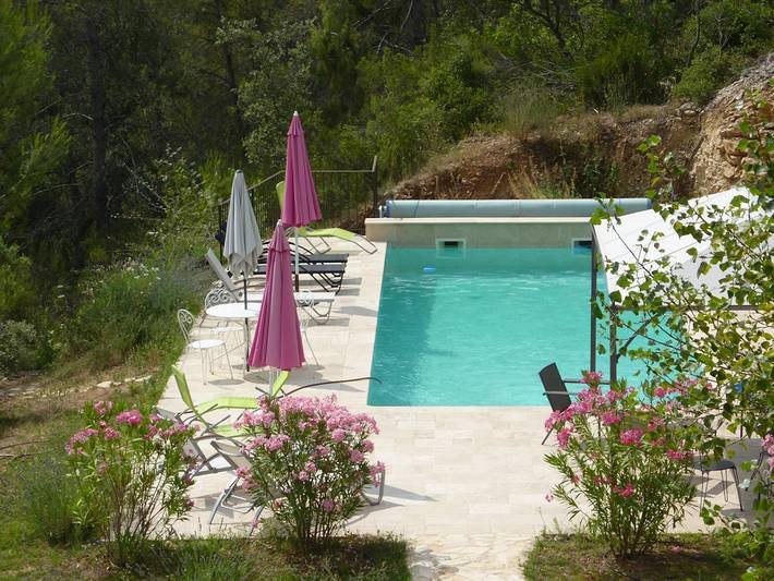 Gîte pour 3 personnes, avec piscine ainsi que terrasse et jardin à Correns