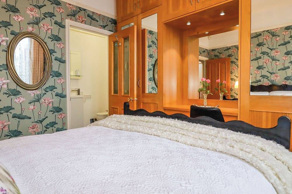 Cathedral View Cottage, character holiday cottage in Truro in Truro, Cornwall