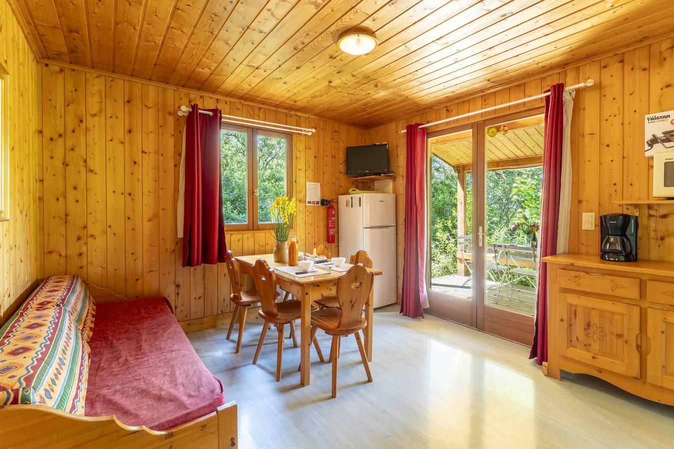Chalet 'Gite Serpolet' avec piscine partagée, terrasse privée et Wi-Fi in Mirabel-aux-Baronnies, Région de nyons