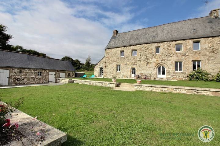 Gîte pour 7 personnes, avec Terrasse ainsi que Jardin et Vue à Saint Adrien