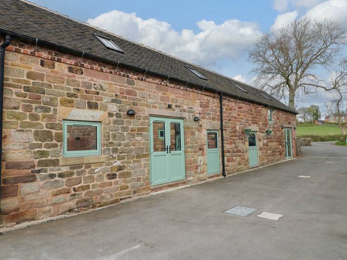 Glamping for 8 people, with garden in Staffordshire