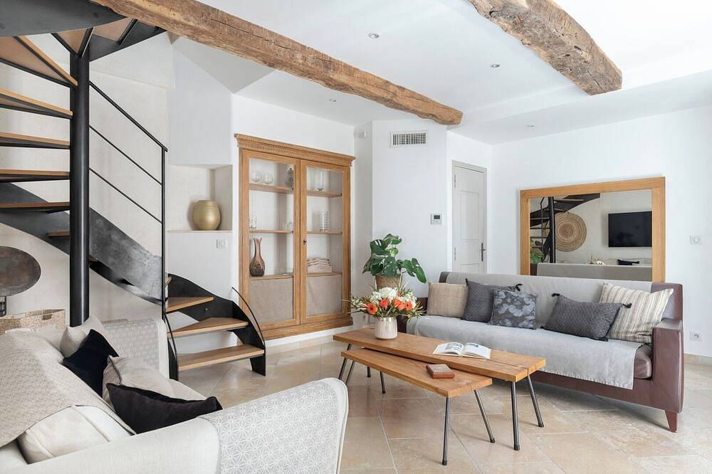 Apartamento entero, Dúplex-De Lujo-1er étage-Vista a la Calle-Baño con ducha in Valbonne, Region de Cannes