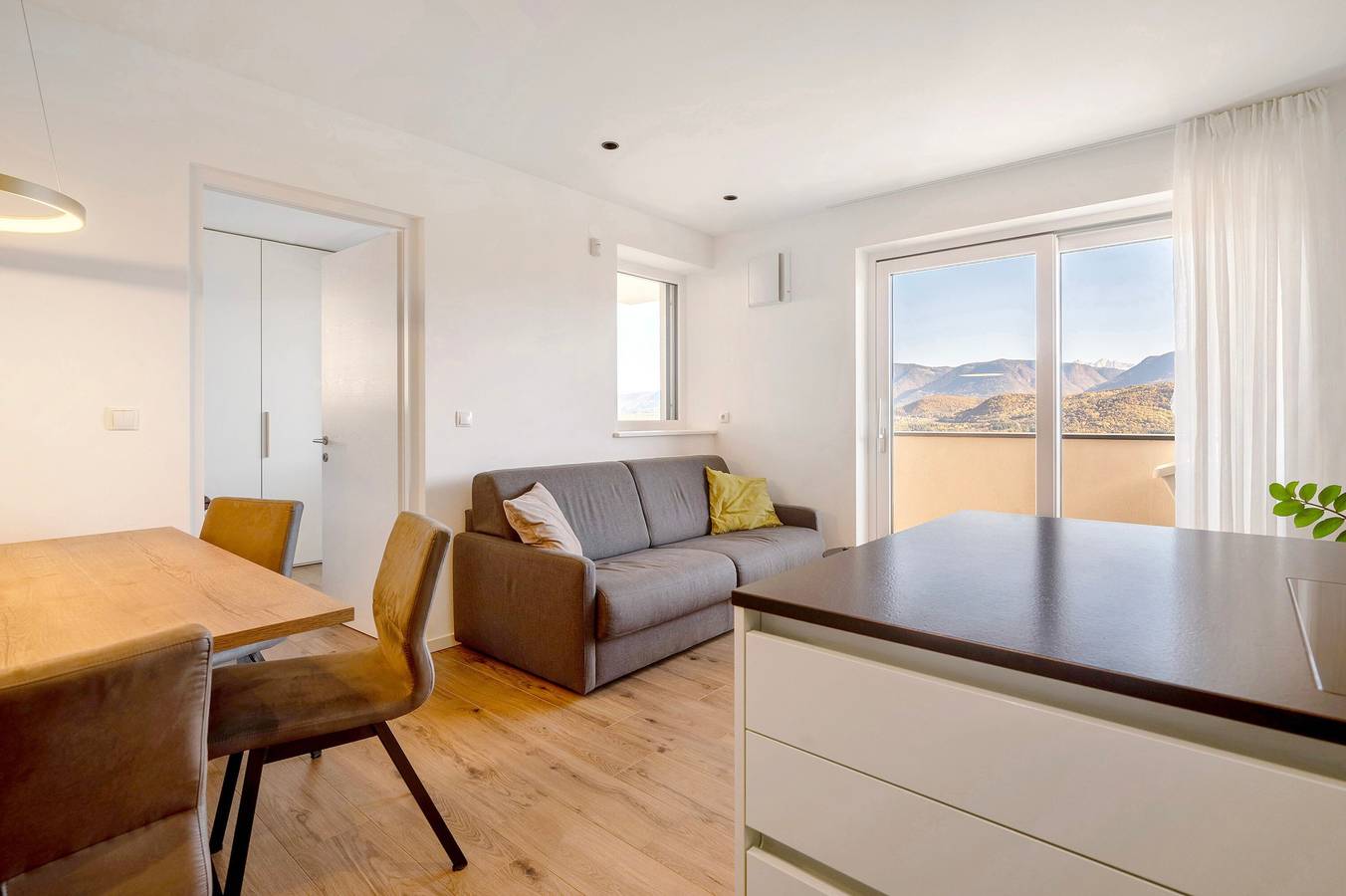 Ganze Wohnung, Ferienwohnung 'Mendelbahn' mit Bergblick, privater Terrasse und Wi-Fi in Kalterer See, Kaltern an der Weinstraße