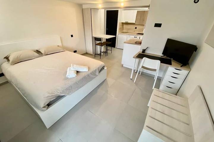 Gîte pour 2 personnes, avec piscine dans Grièges - 2