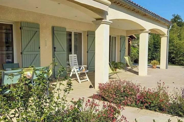 Location de vacances pour 6 personnes, avec jardin et piscine à Les Salelles